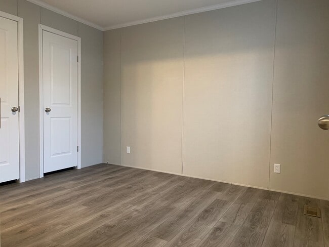 Building Photo - 115 Desander Dr