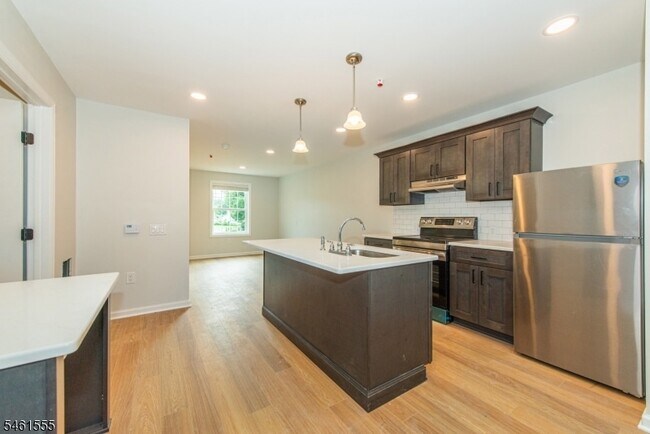 Foto del edificio - 39 Ledgewood Ave