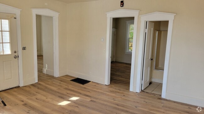 Building Photo - 613 Mulberry Ave