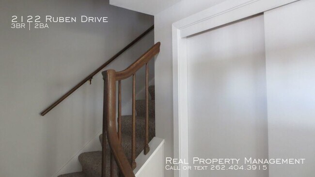 Building Photo - Three Bedroom Townhouse