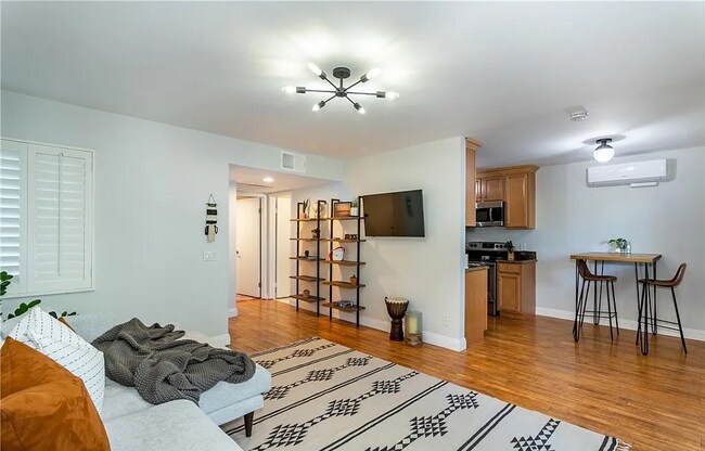 Foto del edificio - Executive Bixby Village condo with gorgeou...