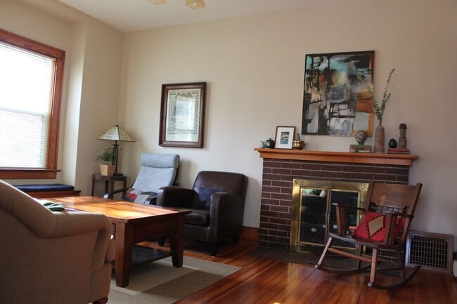 Building Photo - Charming 1900's 3 bedroom bungalow 5 minute walk from UIHC, VA & Dental