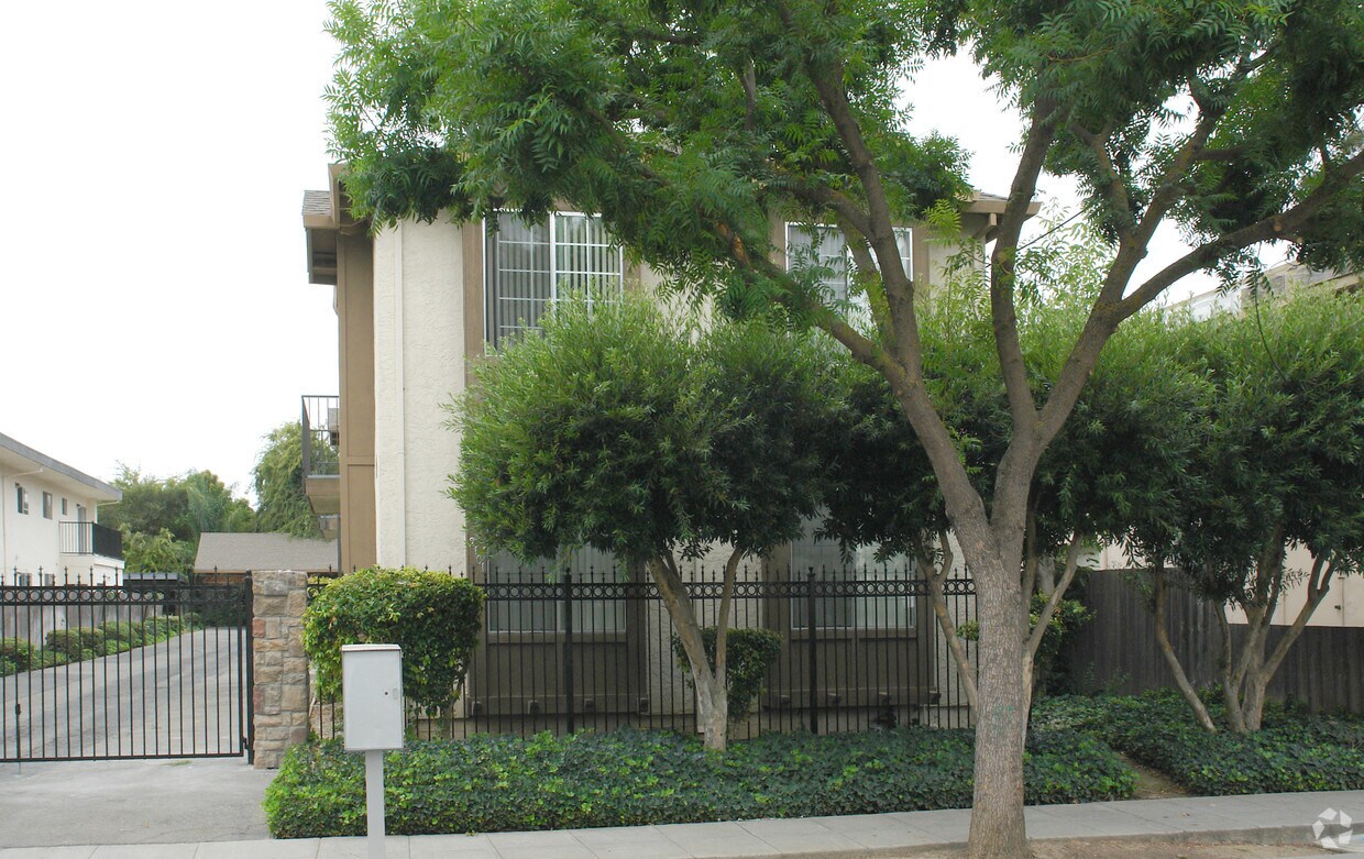 Foto del edificio - 2101 Radio Ave