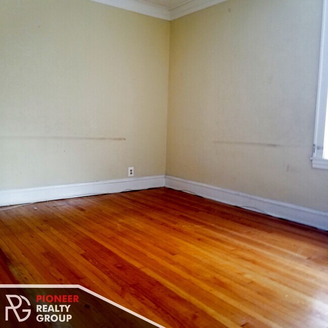 Building Photo - 925 Hinman Ave