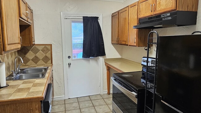 Foto del edificio - Room in House on Hayes Ct