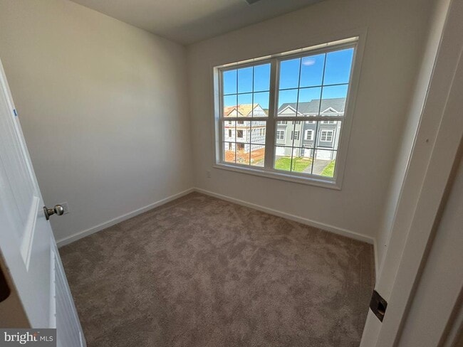 Building Photo - 364 Avon Dr