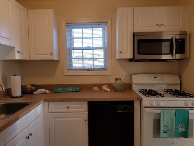1 BD, 1BA (750sqft) - Kitchen - Milford Beach Apartments