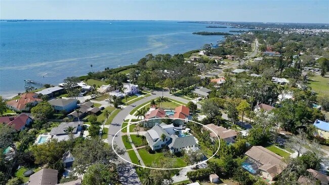 Foto del edificio - 7715 Westmoreland Dr
