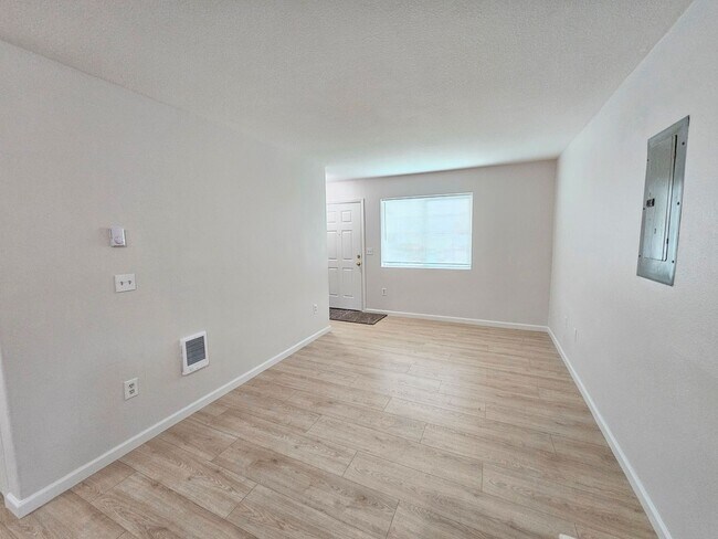 Foto del edificio - St. John's Townhome - 5 Bedroom, 2 bath Duplex Unit