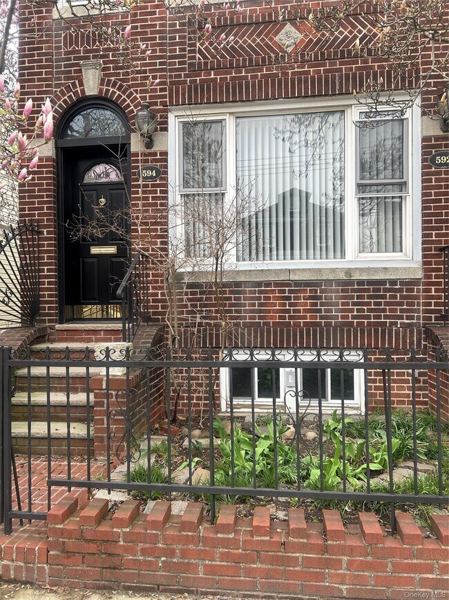 Foto del edificio - 594 E 38th St