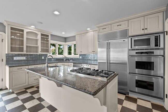 Foto del edificio - Stunning Air Conditioned 1931 Tudor in Coveted Admiral w/ Views