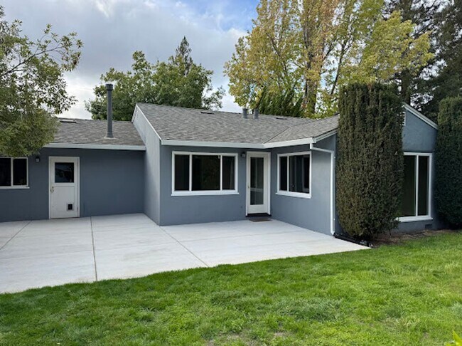 Foto del edificio - Charming 3BR/2BA Home in West Menlo Park