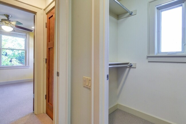 Building Photo - Charming Duplex in the Heart of Lake Oswego