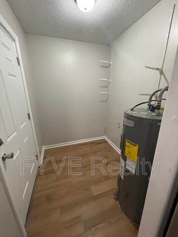 Building Photo - 408 Crestview Dr