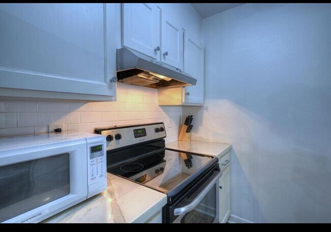Building Photo - 7138 N Holiday Dr
