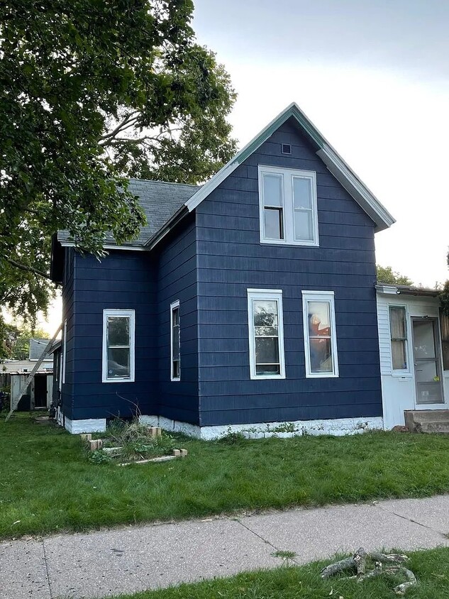 Primary Photo - Charming 5 Bedroom Home for Rent!