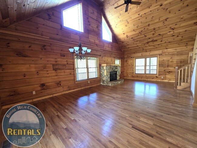 Building Photo - Beautiful Cabin in Sugar Grove with Multi-...