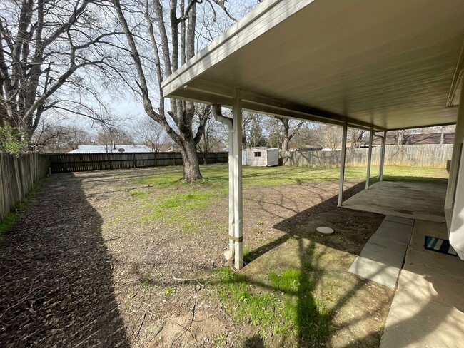 Building Photo - ** 3 bed 2 bath located off Vaughn Rd ** C...