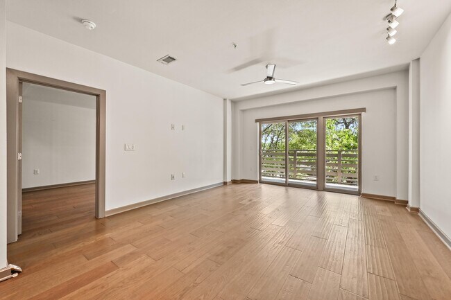 Foto del edificio - 3600 S Lamar Blvd