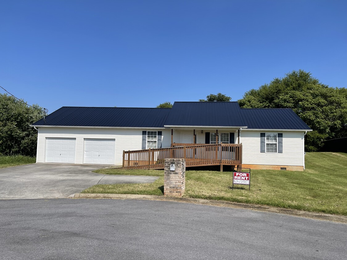 Primary Photo - 605 Privet Dr