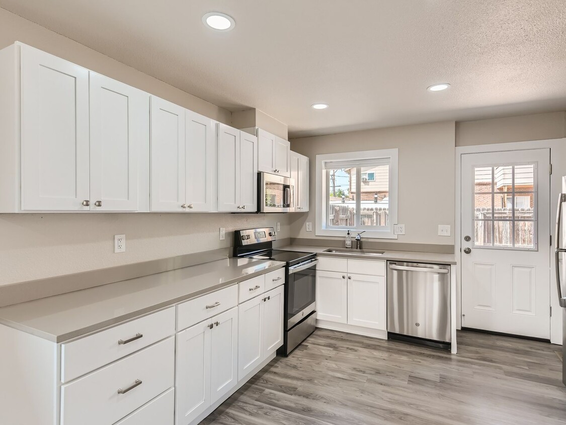 Primary Photo - Hale neighborhood duplex with a large pati...