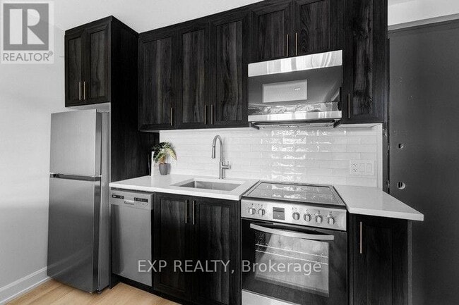 Building Photo - 658 Somerset St W