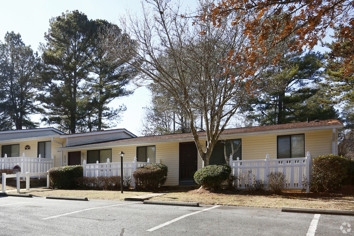 Primary Photo - Longleaf Apartment Homes