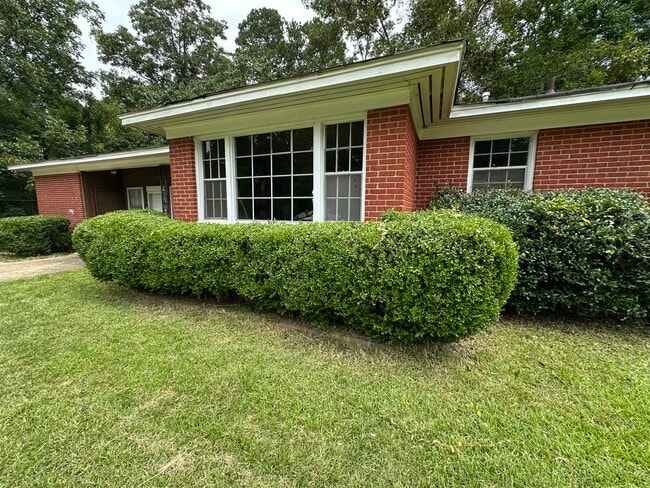 Building Photo - 2704 44th Ave