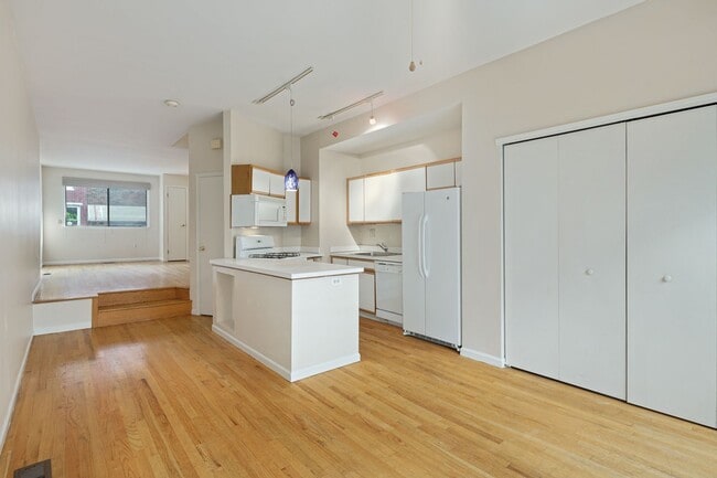 Building Photo - Beautiful Bella Vista Three Bedroom Townhome with Parking