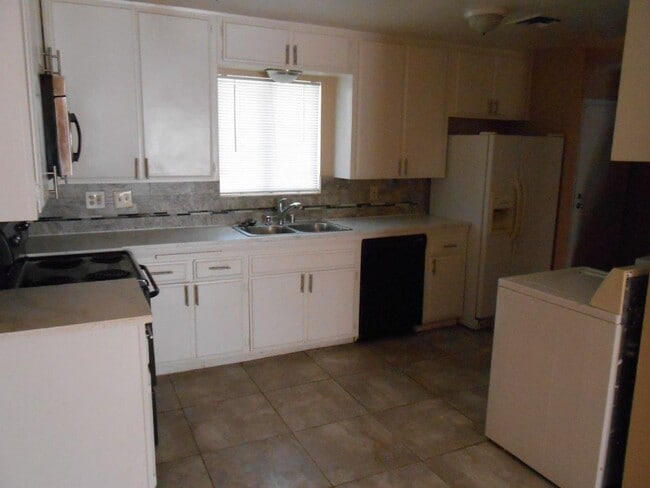 Foto del edificio - Spacious 2 story Townhouse with Community Pool