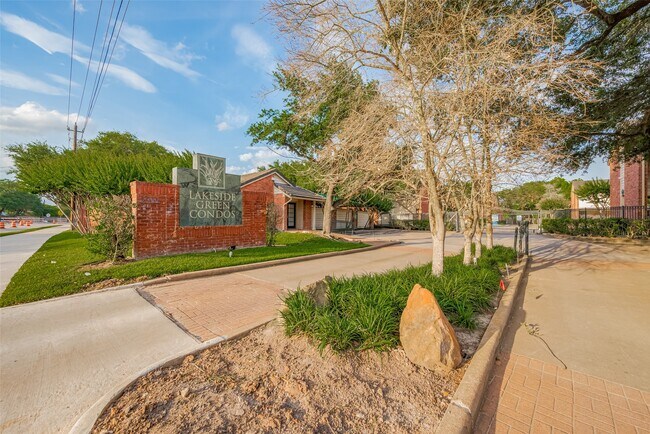 Foto del edificio - 2211 S Kirkwood Rd