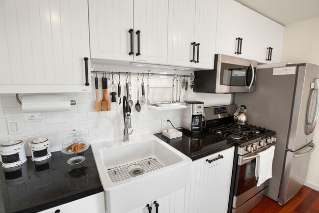 Building Photo - 313 S Rios Ave