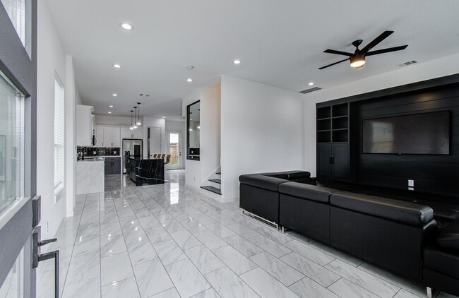Building Photo - 5905 Crest Ct