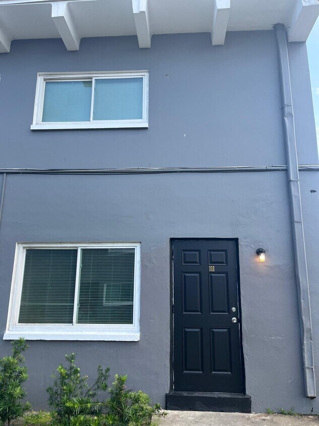 Foto principal - 835 E University Blvd