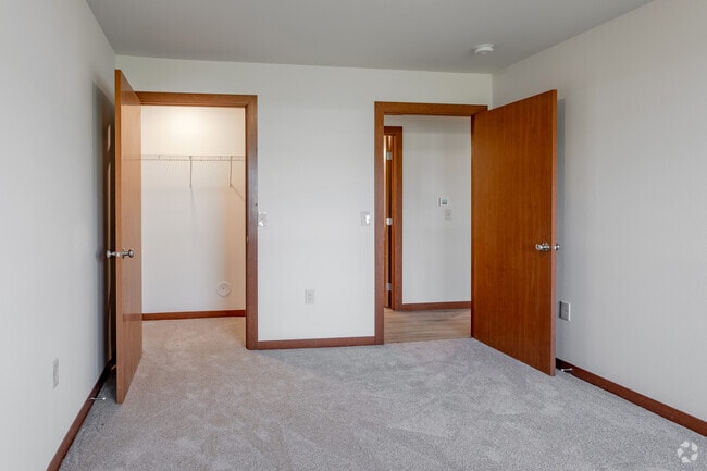 2BR, 1BA - 957SF - Westfield Apartments