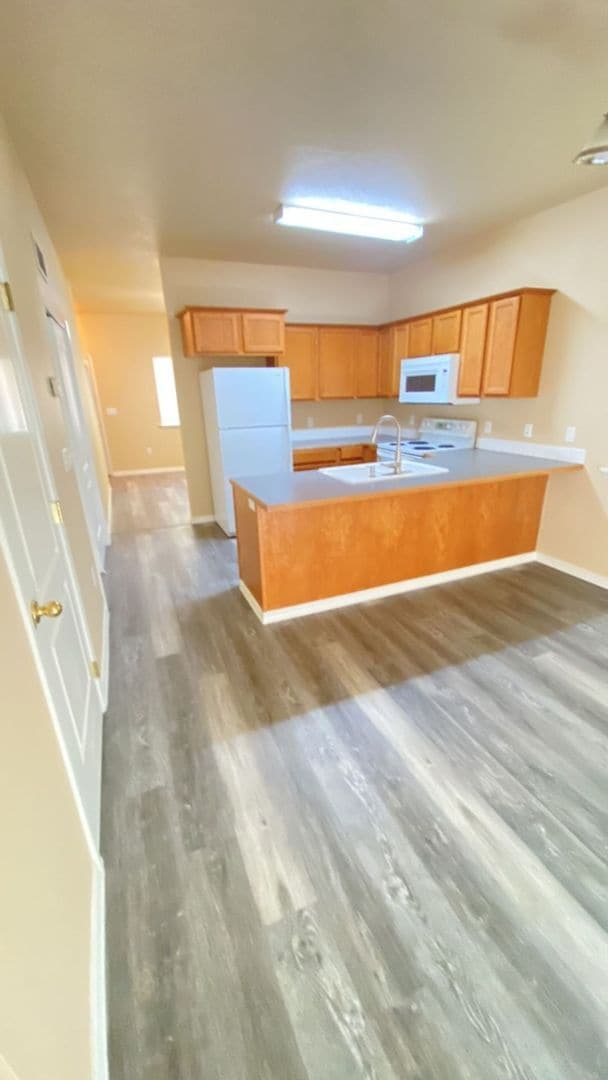 Building Photo - Townhome In A Great Location