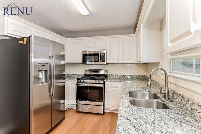 Building Photo - Now available 5 bedrooms 3.5 baths