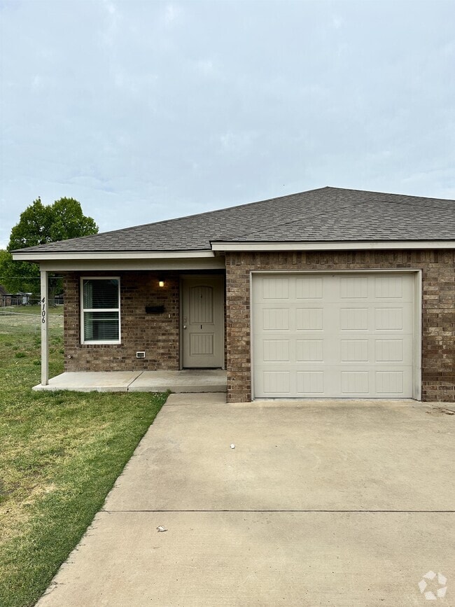 Apartments For Rent in Sand Springs, OK with Hardwood Floors 1