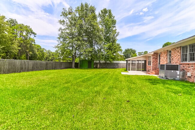 Huge fenced in backyard with shed - 118 Trenholm Dr