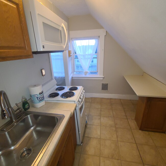 Kitchen - 1623 Chapel St. Apartments