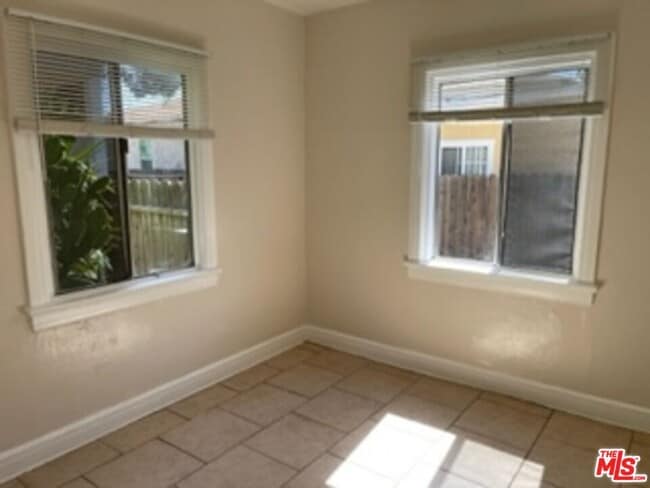 Foto del edificio - 11223 Emelita St