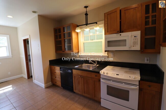 Building Photo - Put This Stunning 4 Bedroom Home in SE Por...