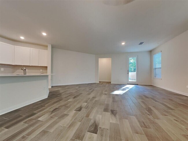 Building Photo - 27614 Mesabe Dr