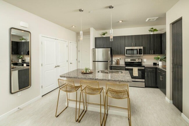 Building Photo - Skye at McClintock Station