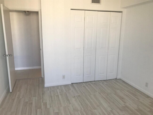 Foto del edificio - 3300 NE 191st St