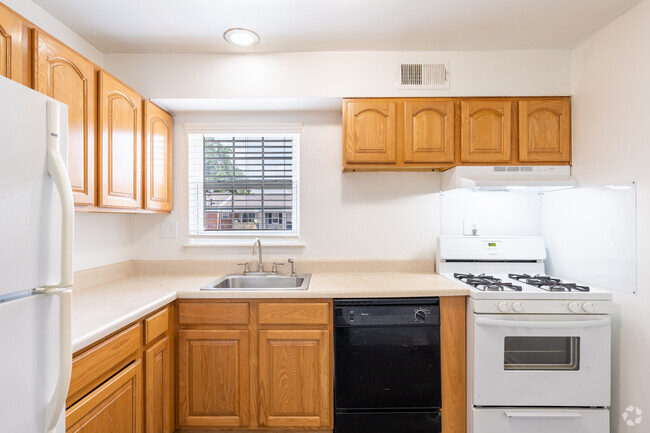 2HAB, 1,5BA - Cocina - Woodmere Apartments