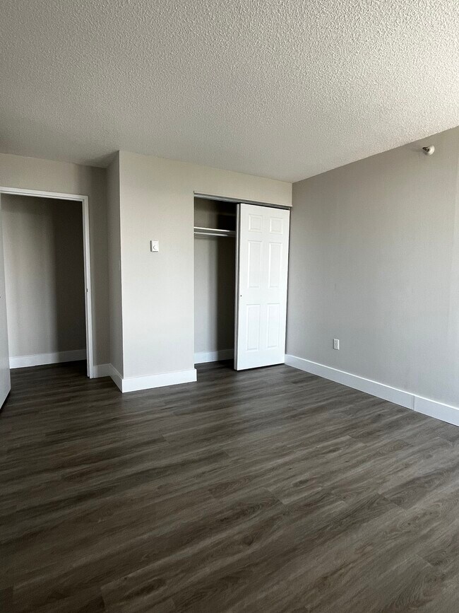 Photo du bâtiment - SPACIOUS TWO BEDROOM TWO BATHROOM APARTMEN...