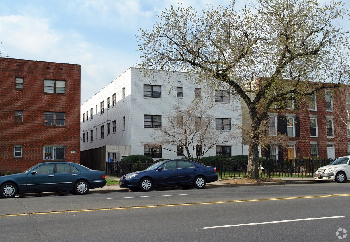 Primary Photo - 1821 E Capitol St SE
