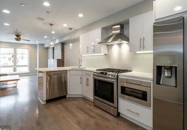 Building Photo - Elevated City Living in a Newly Constructed Grad Hospital Triplex