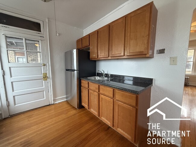 Building Photo - 5423 W Montrose Ave